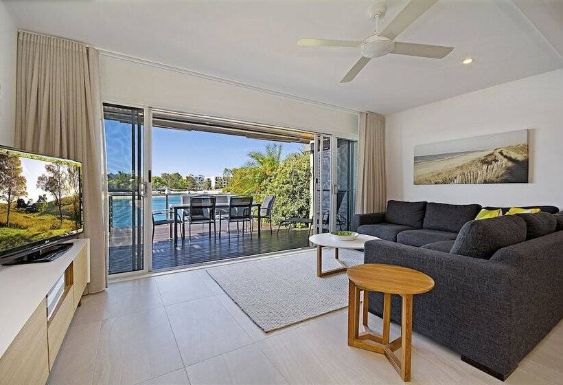 Spacious Riverfront Apt & Private Jetty