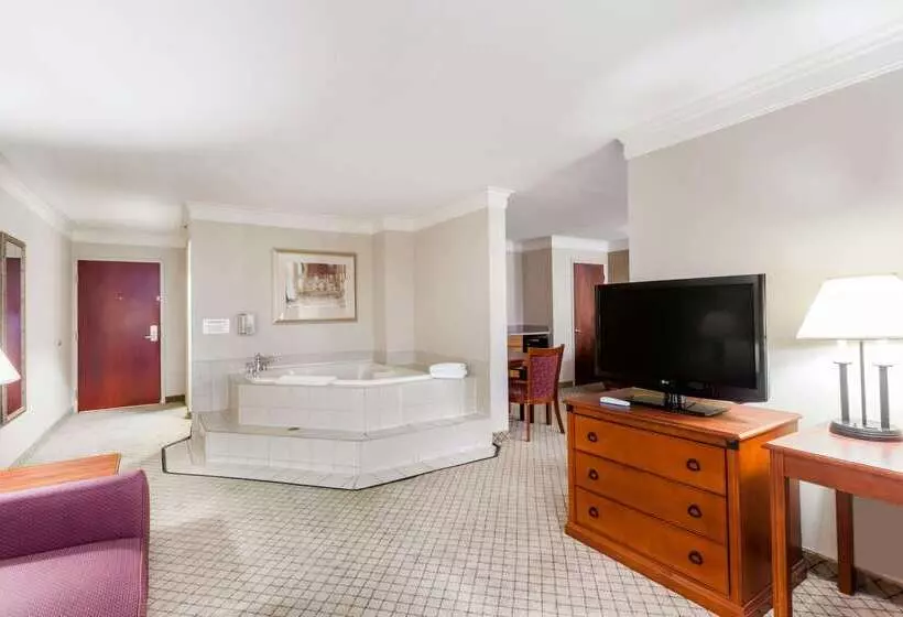 ホテル Baymont By Wyndham Madisonville