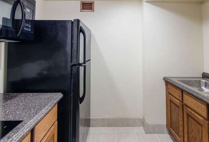 فندق Econo Lodge Inn & Suites