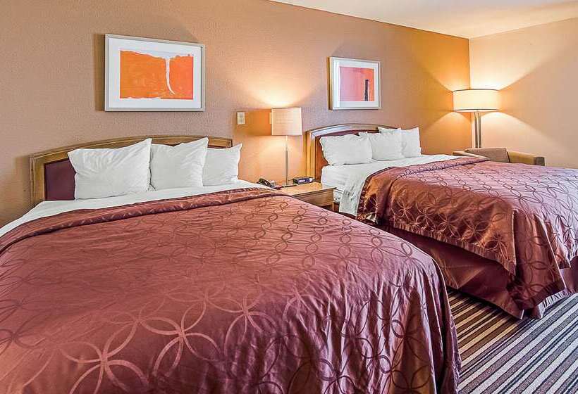فندق Econo Lodge Inn & Suites