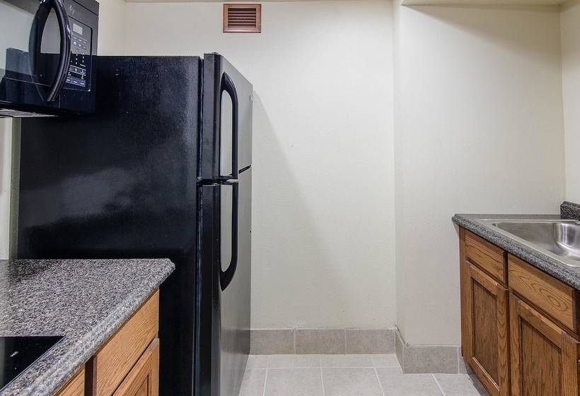 فندق Econo Lodge Inn & Suites