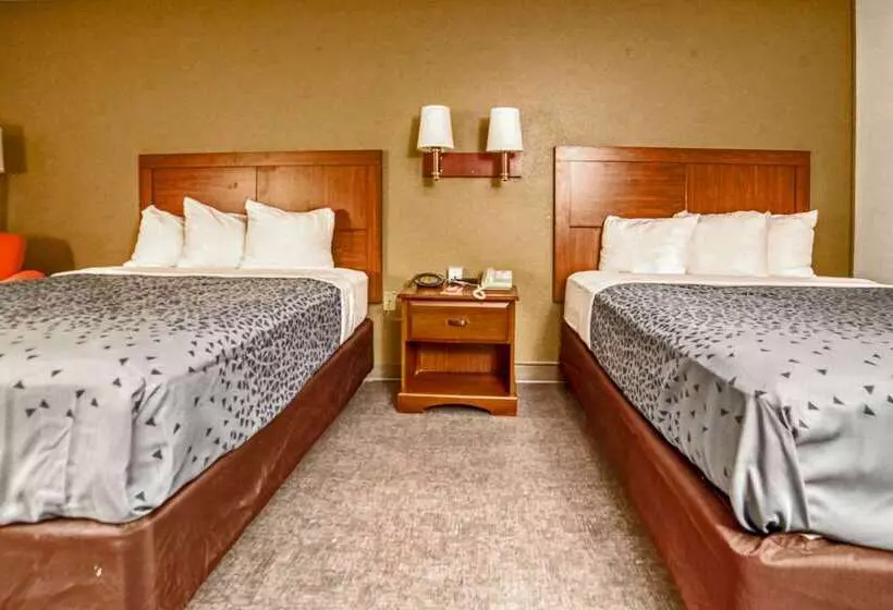 هتل Econo Lodge Raleigh Near Walnut Creek Amphitheatre