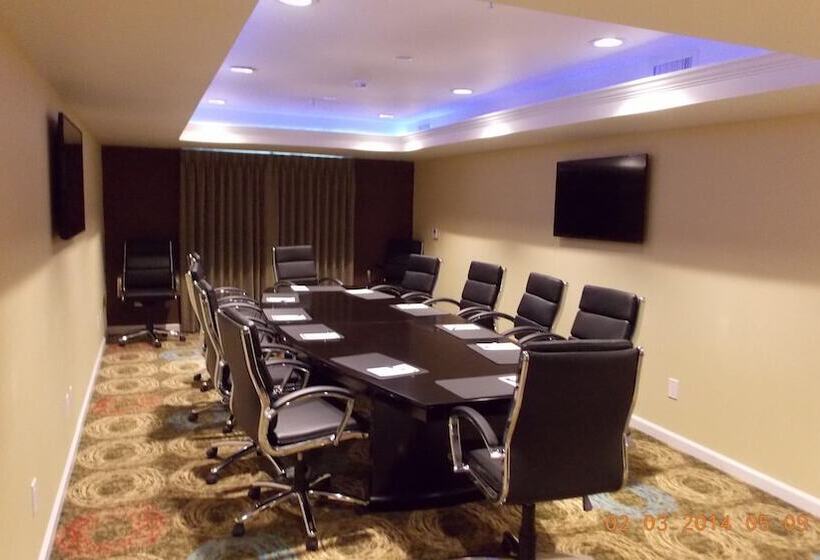 Отель Holiday Inn Express Bakersfield, An Ihg