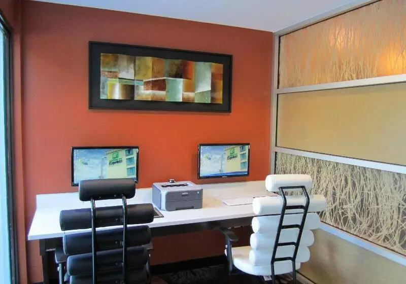 ホテル Holiday Inn Express Cruise Airport, An Ihg