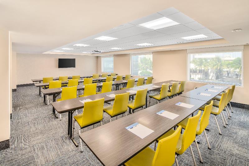 فندق Holiday Inn Express Cruise Airport, An Ihg