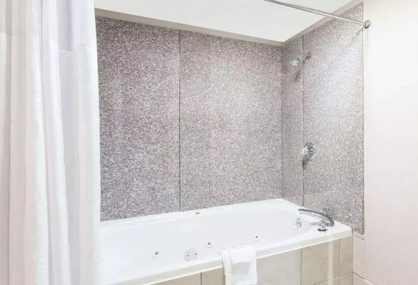 هتل Super 8 By Wyndham El Dorado