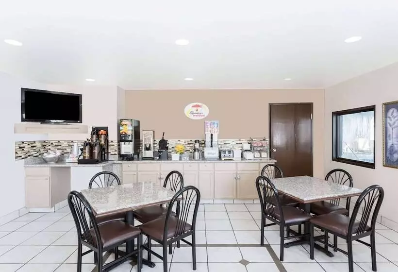 هتل Super 8 By Wyndham El Dorado