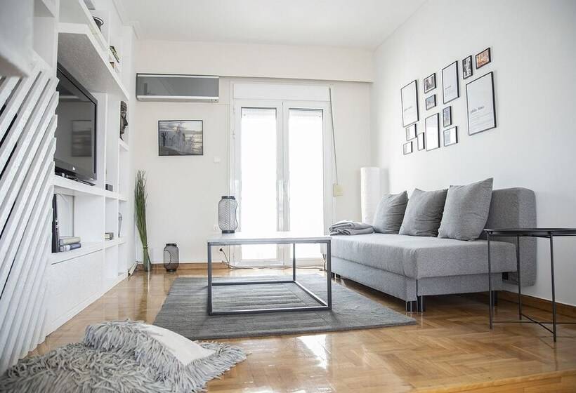 Amazing Renovated Penthouse In Pagkrati