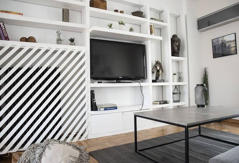 Amazing Renovated Penthouse In Pagkrati