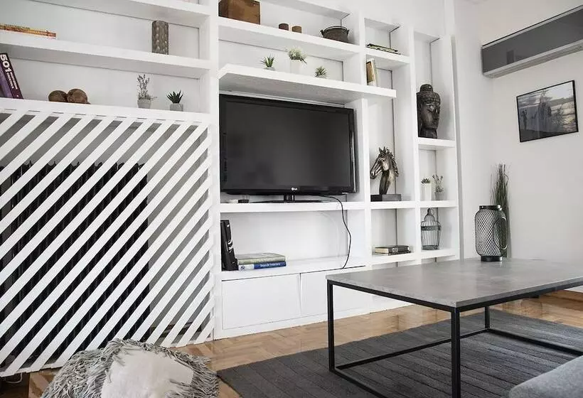 Amazing Renovated Penthouse In Pagkrati