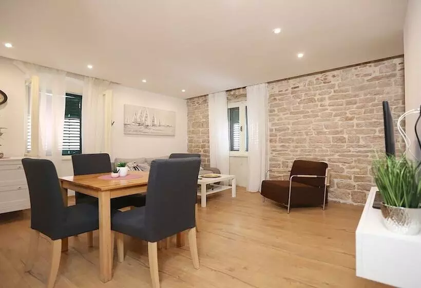 Rialto Luxury Apartment