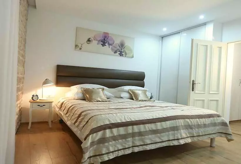 Rialto Luxury Apartment