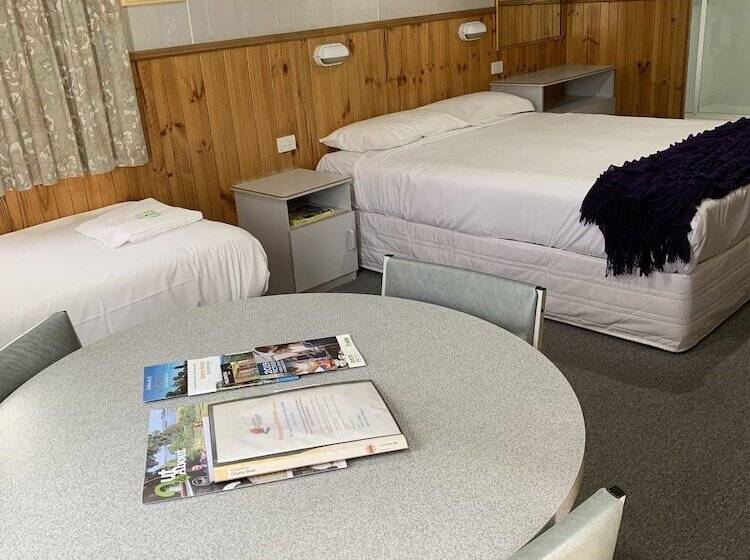 בית מלון כפרי Holbrook Motor Village