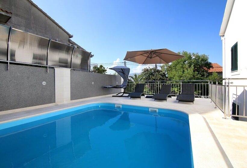 Luxury House With Pool