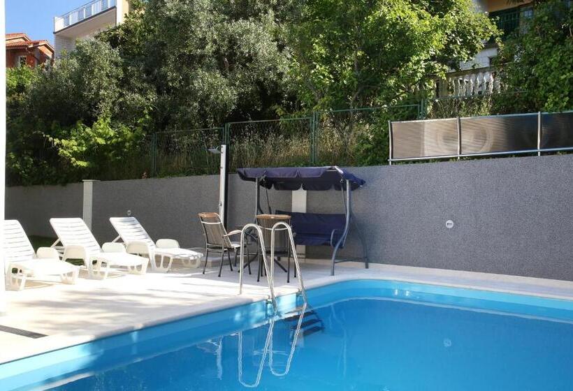 Luxury House With Pool