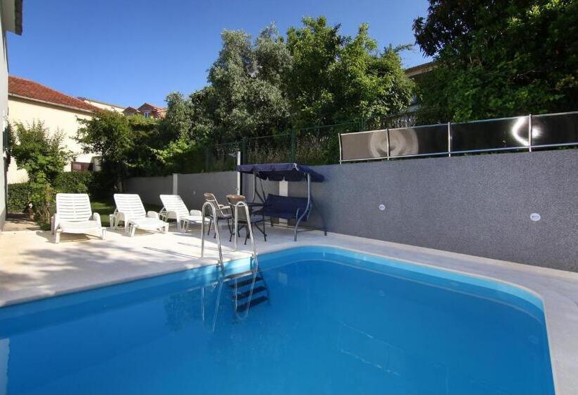 Luxury House With Pool