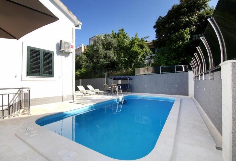 Luxury House With Pool