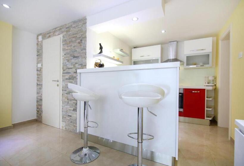 Luxury House With Pool