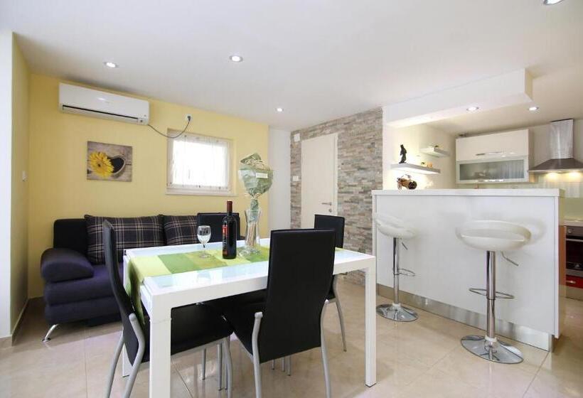 Luxury House With Pool