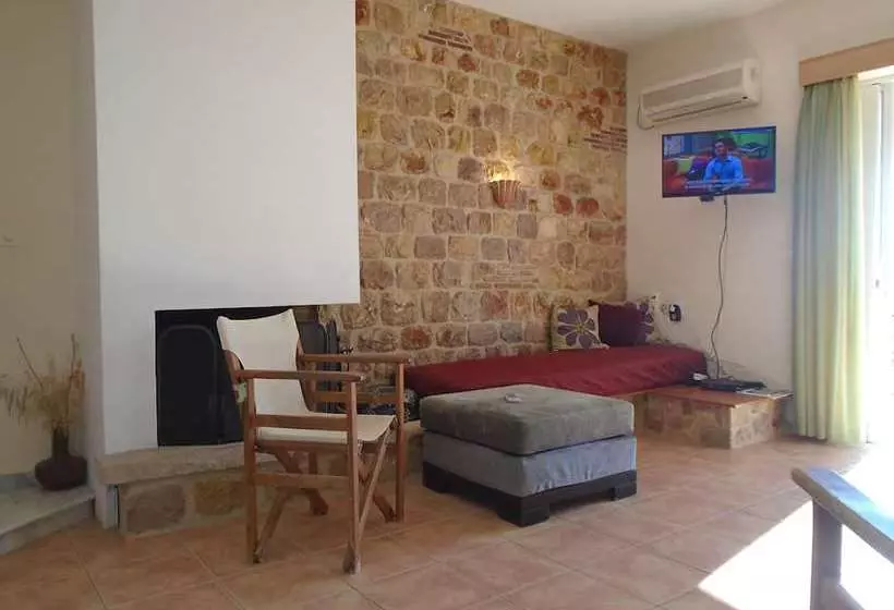 Tompras Village