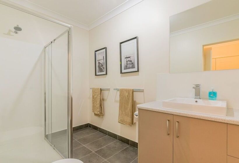 Thompson Avenue Apartments No.1