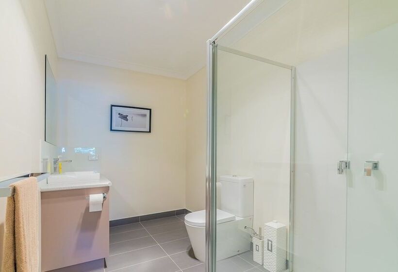 Thompson Avenue Apartments No.1