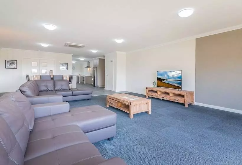Thompson Avenue Apartments No.1
