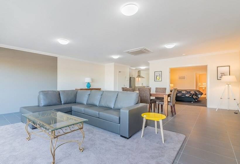 Thompson Avenue Apartments No.1