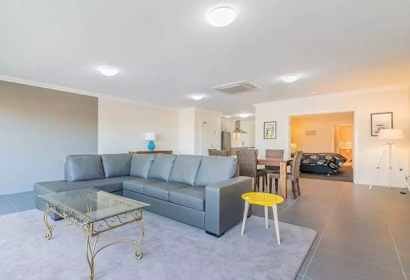 Thompson Avenue Apartments No.1
