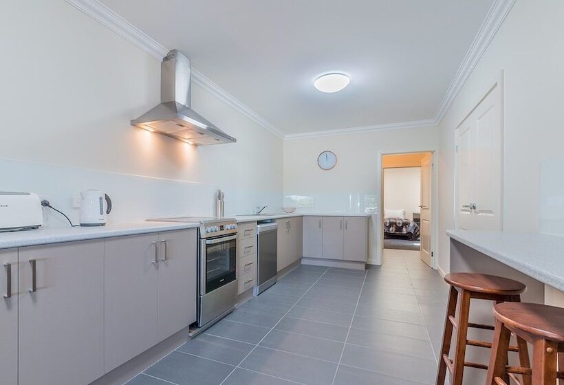 Thompson Avenue Apartments No.1