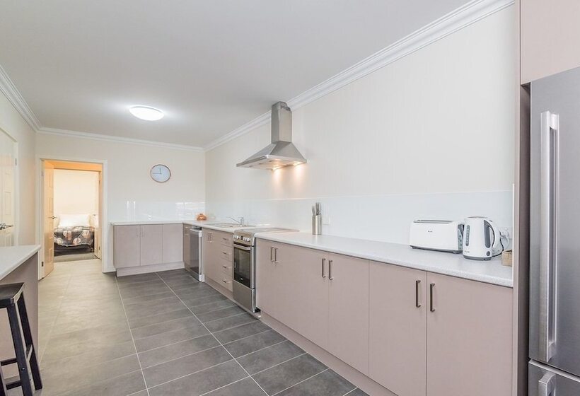 Thompson Avenue Apartments No.1