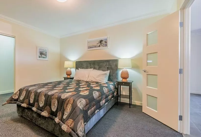 Thompson Avenue Apartments No.1