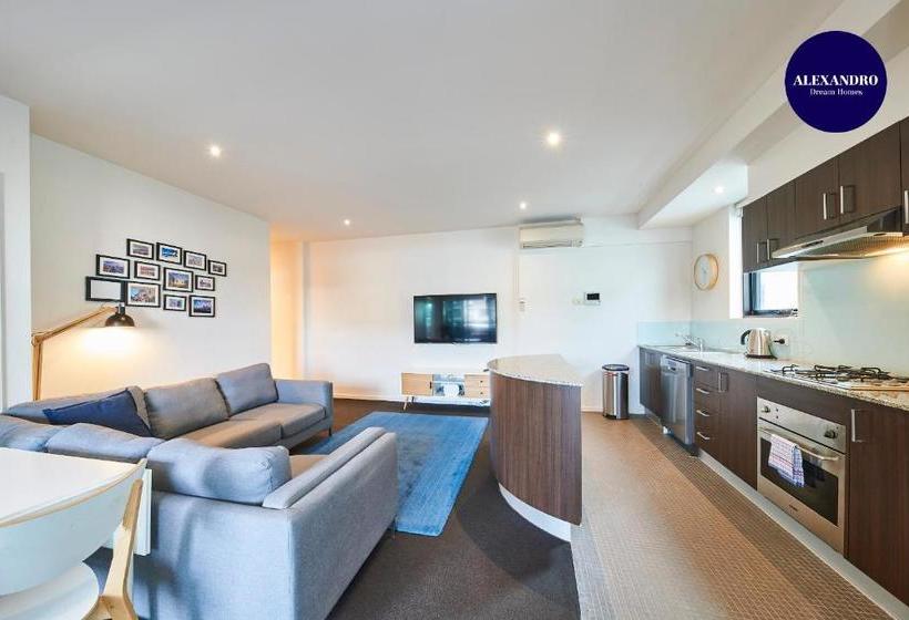 Port Melbourne Beach Front Apartment