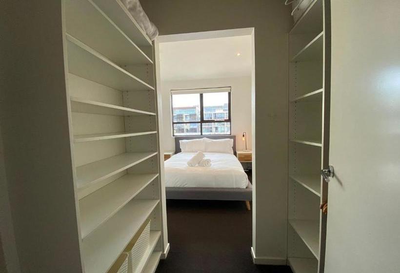 Port Melbourne Beach Front Apartment