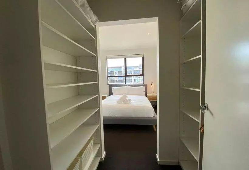 Port Melbourne Beach Front Apartment