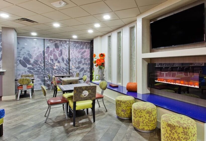 فندق Holiday Inn Express Atlanta Galleria Ballpark Area, An Ihg