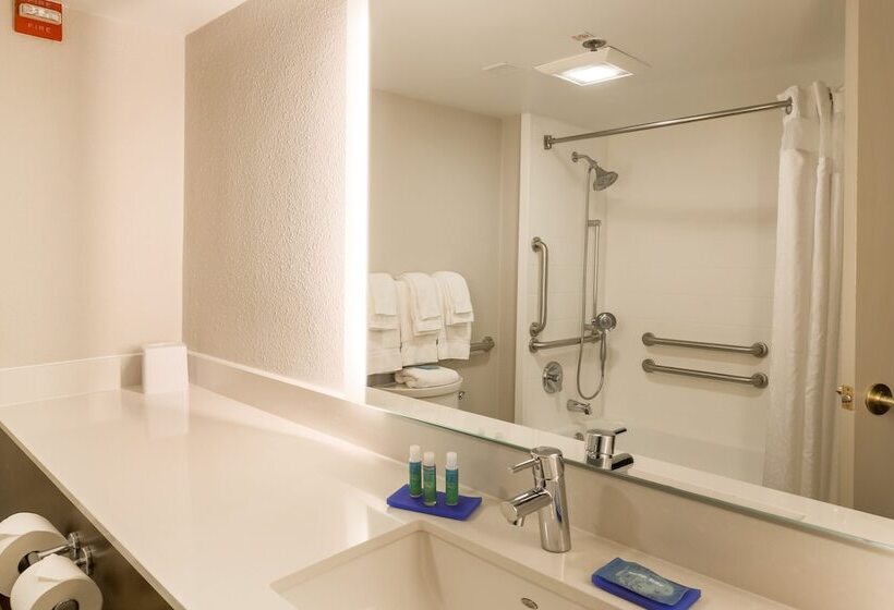 Отель Holiday Inn Express Milwaukee West Medical Center, An Ihg