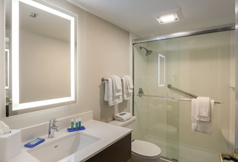 Отель Holiday Inn Express Milwaukee West Medical Center, An Ihg