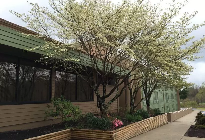 Отель Holiday Lodge And Conference Center