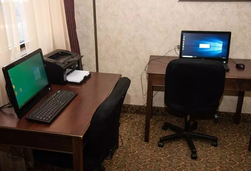 Отель Holiday Lodge And Conference Center