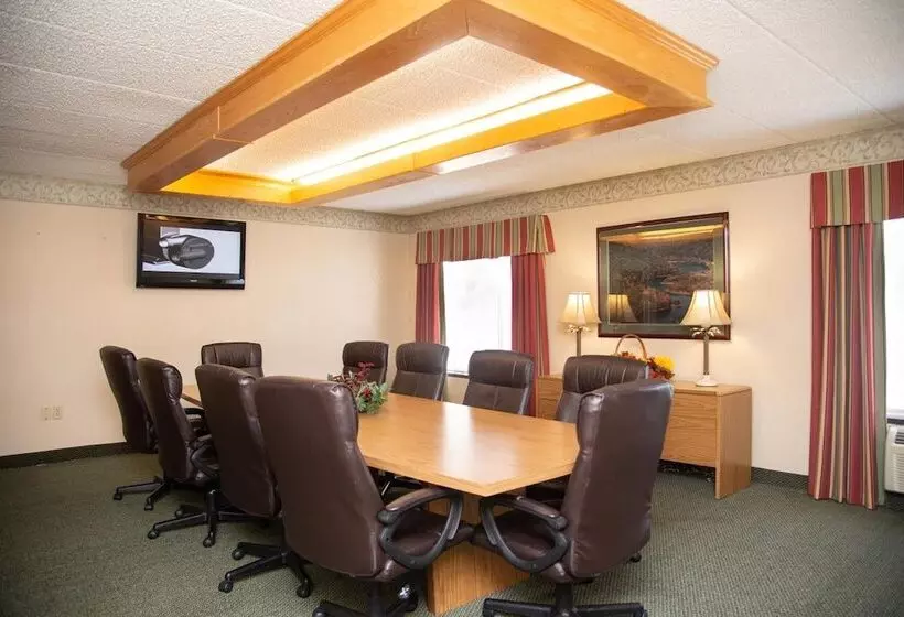 Отель Holiday Lodge And Conference Center