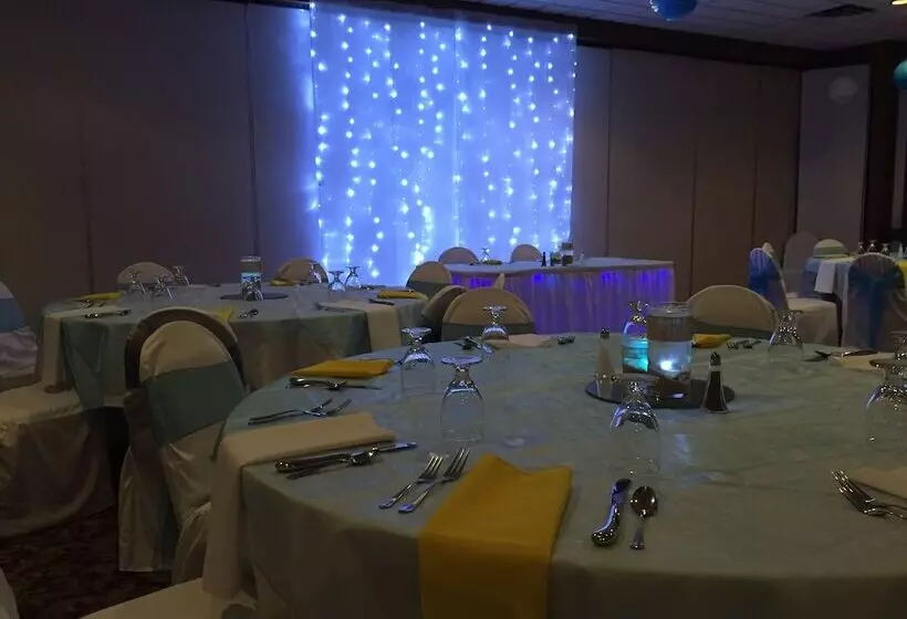 Отель Holiday Lodge And Conference Center