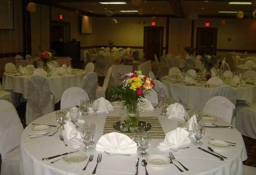 Отель Holiday Lodge And Conference Center