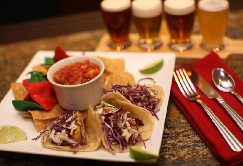 בית מלון כפרי Marriott Riverside At The Convention Center