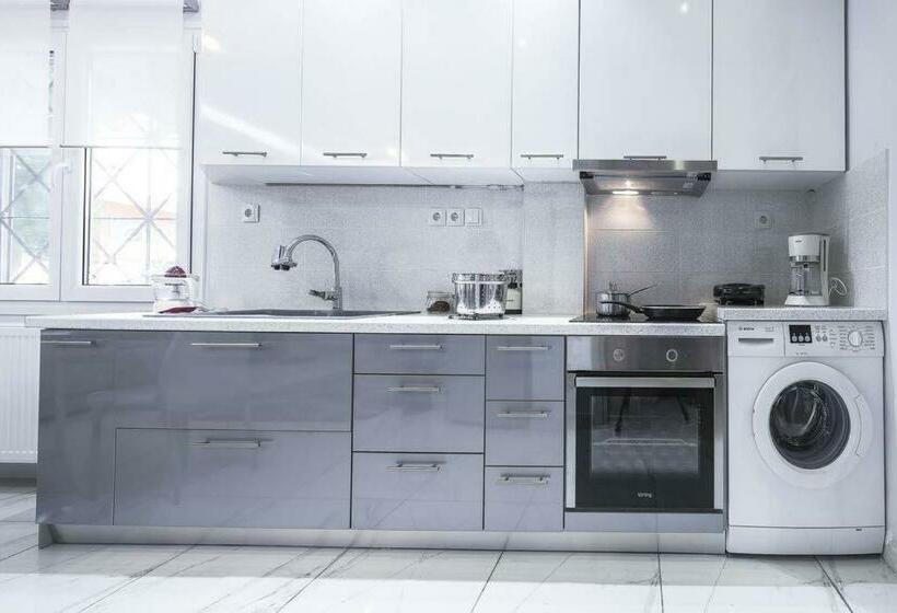 Modern Fully Equipped House, 5 Min Walk From Metro