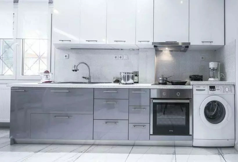 Modern Fully Equipped House, 5 Min Walk From Metro