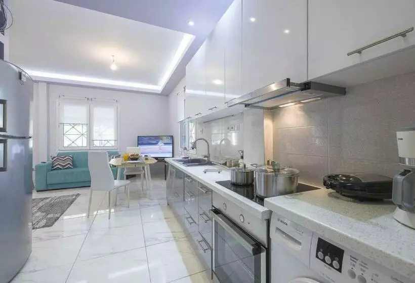 Modern Fully Equipped House, 5 Min Walk From Metro