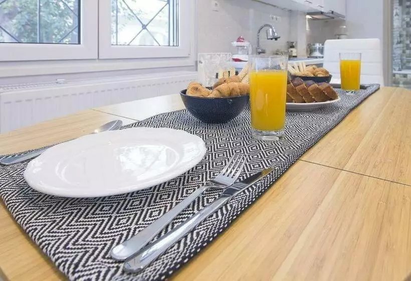 Modern Fully Equipped House, 5 Min Walk From Metro