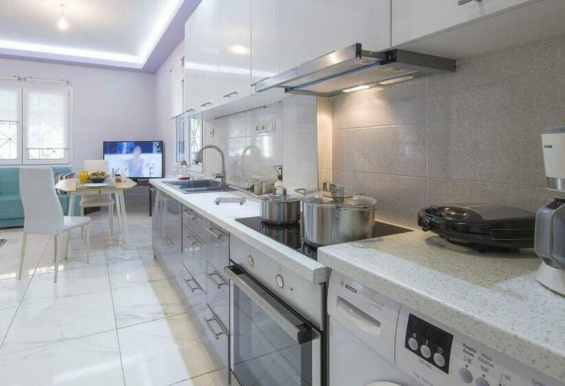 Modern Fully Equipped House, 5 Min Walk From Metro