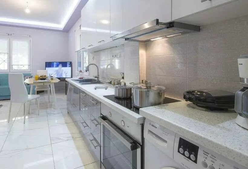 Modern Fully Equipped House, 5 Min Walk From Metro